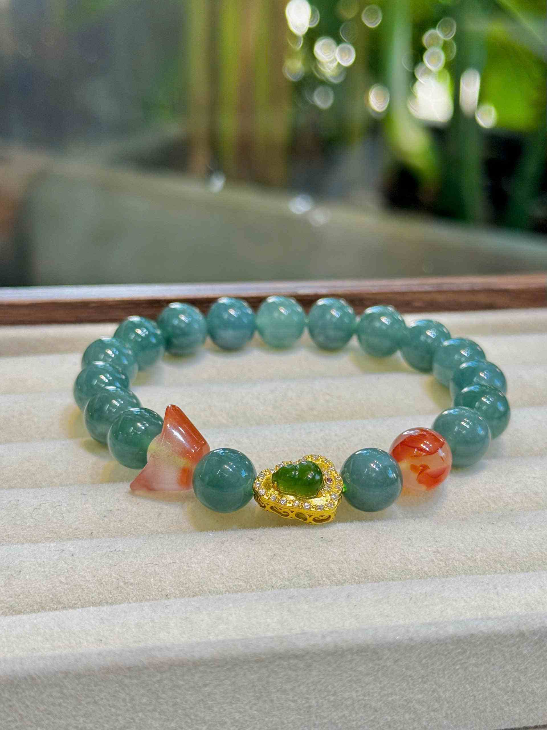 Vòng Lam Ngọc Nếp Băng Mix Charm Hạt 9.8 (mm)